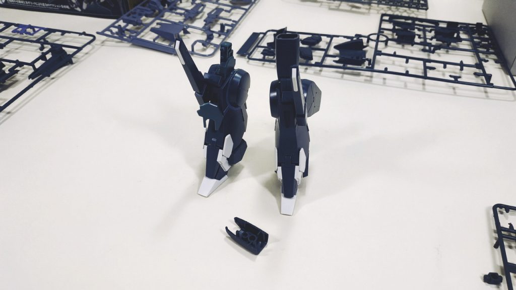 足を組み立てて