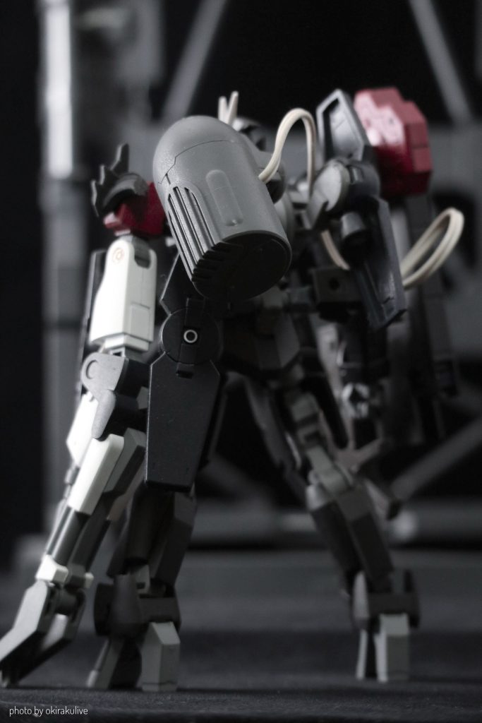 後ろ。エネルギータンクを背負っています。