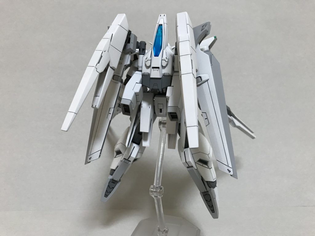 背中に追加されたユニットは光波推進ユニットです。ヴェイガンのびらびらしてるスラスターです。これを追加したことによって、地上でも飛行できるようになりました
ベースはガンダムラブファントムのバックパックです
オービタルの肩についていたスラスターはこっちに移植して、AZガンダムのライフルカバーを付けて速そうに見せてます。
足裏には肉抜きがあったのでパテです埋めました