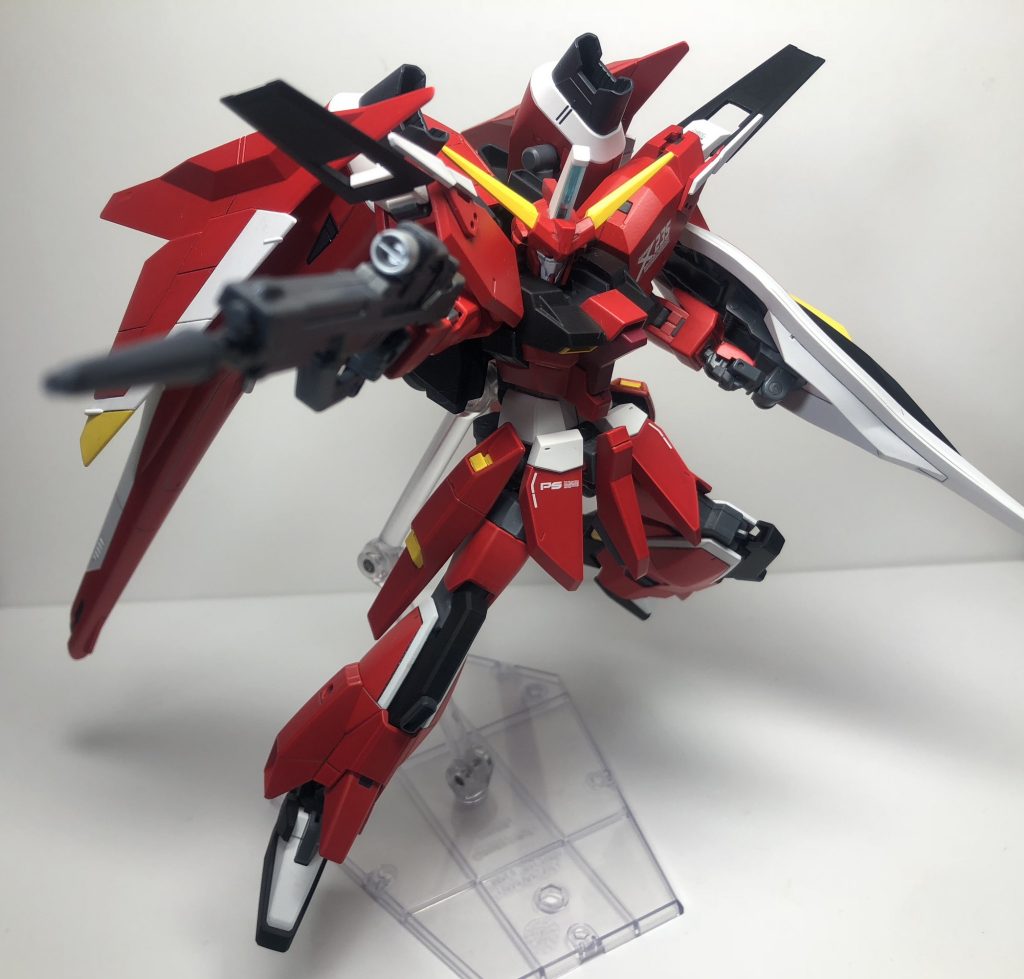 <武装1>ビームライフル
本家セイバーと同型のビームライフルを装備しています。
アニメOP内で、「変形からのライフル構えポーズ」のかっこよさに痺れた人は多いのではないでしょうか??