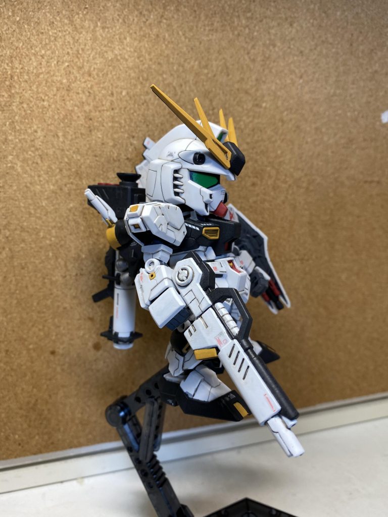 頭の筋彫りを初めてやってみました。
ビームライフルにもディテールを追加。