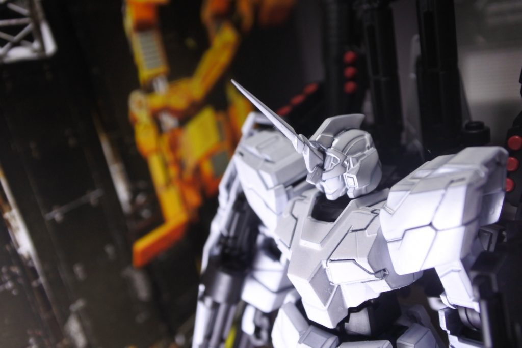 主な改造ポイントは、ブレードアンテナのシャープ化、BB戦士ユニコーンガンダムを使用しての肩部大型化、股関節及び太腿部の筋彫り追加を行いました。
アンテナシャープ化と肩部大型化に関しては、ホビージャパンさんの作例を参考にさせていただきました。(2013年8月号から)