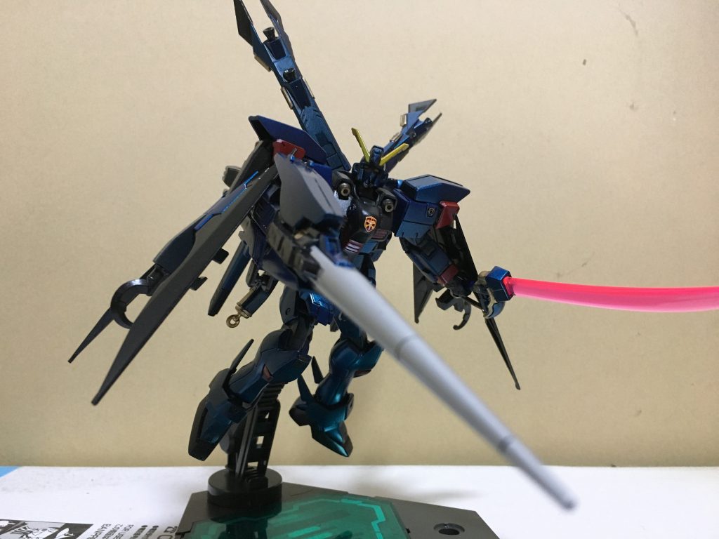 メイン装備のバスターランサーはAGE2ダークハウンドのドッズランサーとバスターガンダムのビームライフルとガンランチャーを繋げたものになります。
イメージとしてはスパロボのヴァイスリッターのオクスタンランチャーをイメージしてます
また両肩の装備もAGE2ダークハウンドのものをつけており防御するときは前方に展開する形に使用しないときはスタビライザー的な役割をする装備という感じにしてます