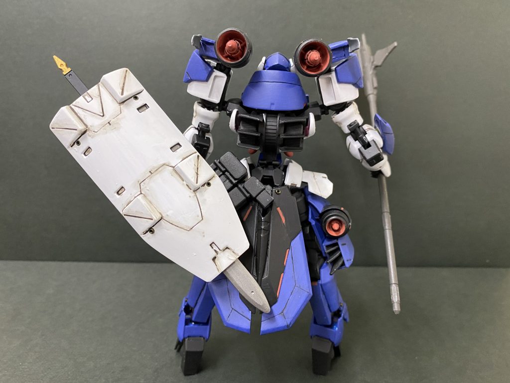 フレキシブルコート（可動式追加装甲）を装備。ハルバートが壊れたら盾のソードで戦う。
マギウスジェットエンジンを肩、足、足裏に装備。