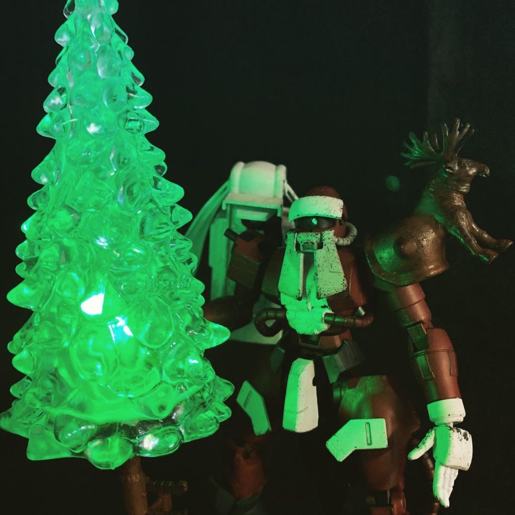 100均の光るツリーそのまま使ってるんで、いろんな色に光ります。我が家のツリーはこれでじゅうぶんです。