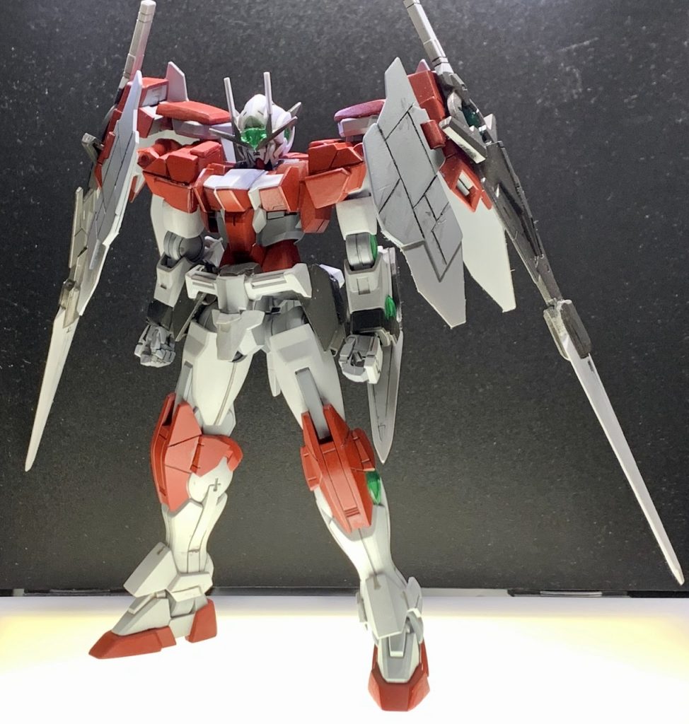 正面。カラーリングはセブンソードGインスペクションをイメージして赤(つや消しレッドとつや消しクリア1:1)を基本としました。関節、フレーム系はニュートラルグレーにつや消しホワイトを2:1で混ぜたもの。クリアパーツは正直にクリアグリーンと半光沢クリアを混ぜたものを塗装しています。