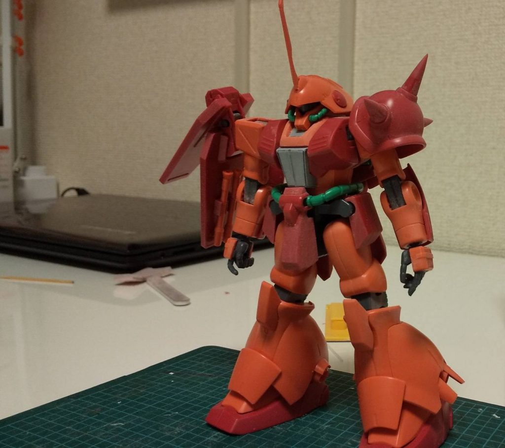 腹部はプラ板で加工。