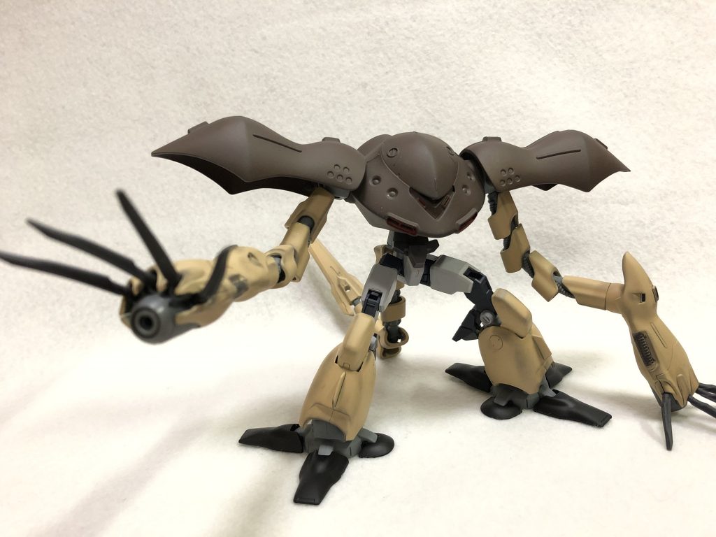 続けて、ゴッグアーマーを装着。ジオネットゴッグ形態です。
水中戦と格闘能力に優れた形態で、間合いの広いアイアンネイルとテイルブレードを武器とします。