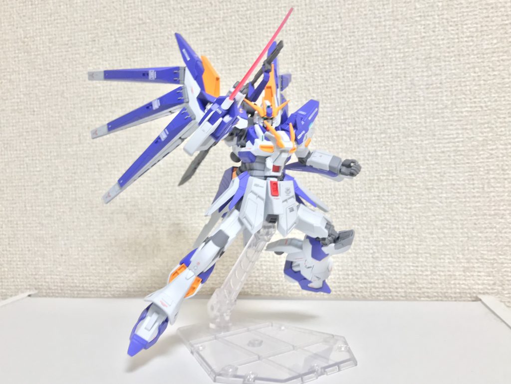 ボックスタイプビームサーベル。原型機においては電磁ナックルを装備していたユニットを改修して装備されており、変形プロセスを省いたことで起動時のモーションを短縮している。また、非使用時はビームバルカンとしても使用が可能となっている。主に手持ちの火器を破壊されたり懐に飛び込まれた時の防御手段として用いられることが多い。