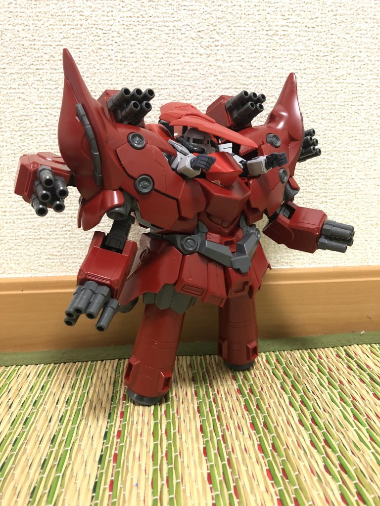 ジオネットジオングの仮組み。ここからスクラッチした角を追加したり、シナンジュのブースターを取り付けたりしました。