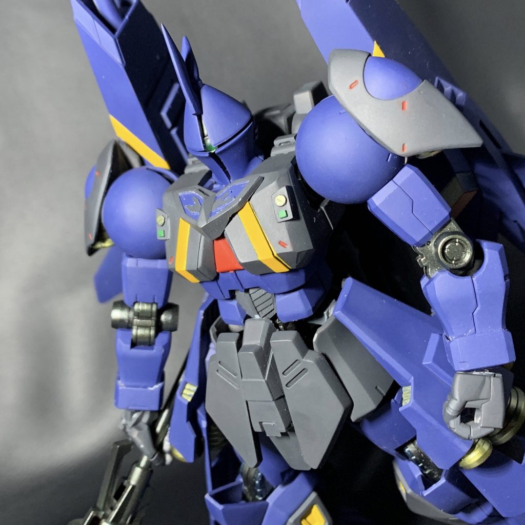 腰前面はデュナメスのヒザをちょっとイジって百万式のアーマーをあわせました
腹、胸はプラ板でディテールアップ