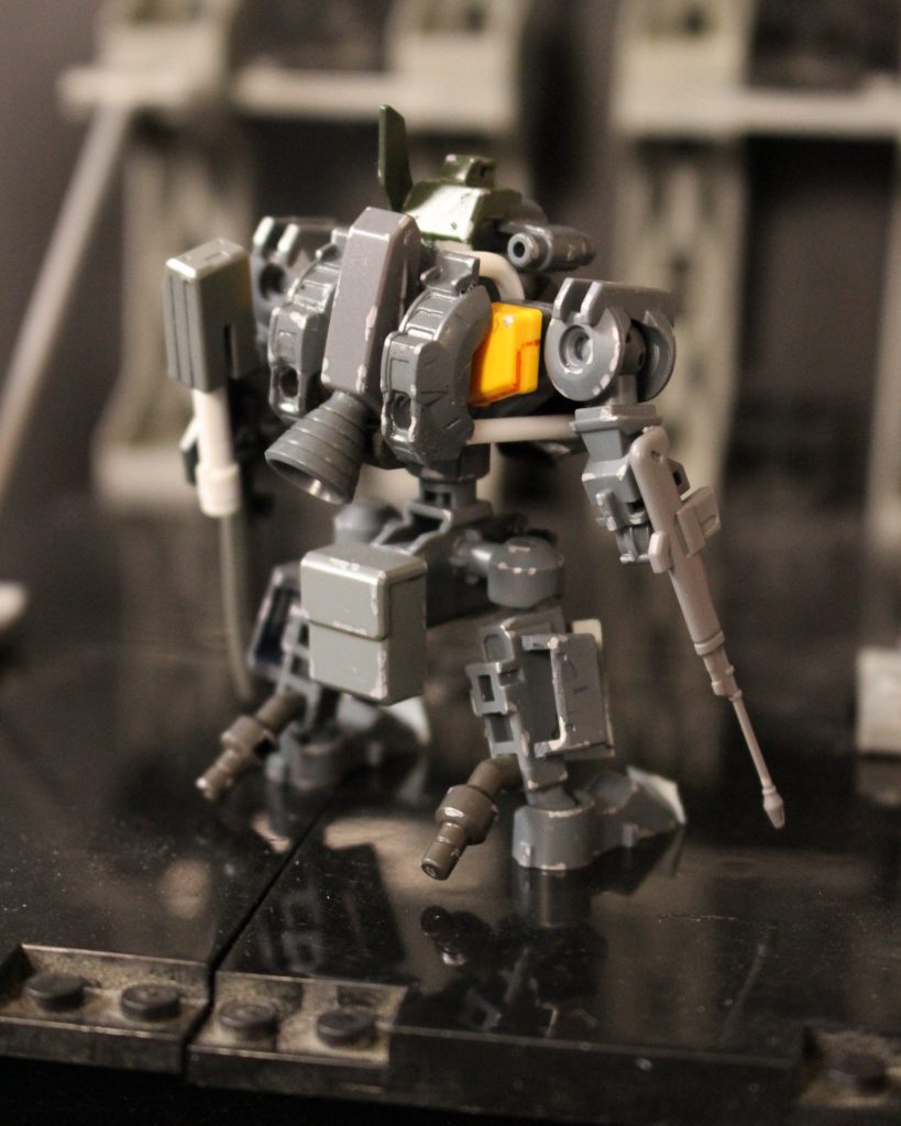 リアビュー
背面にはメインスラスターとコックピットハッチがあります。腰部に接続しているのはバッテリーユニットです。また、脚部からは小型のスラスターユニットが突き出ています。