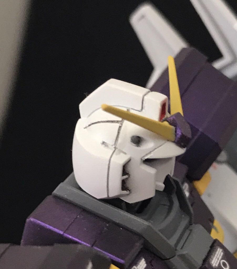 制作過程ではないんですが、ヘルメットはあとハメが大変そうだったので(マスクが大きかったので)段落ちにしました。
段落ちにしつつスジ彫り追加したんですがガタガタですね、要精進。
アンテナの付け根に塗料乗ってなくて少し凹みました、こちらも要確認。