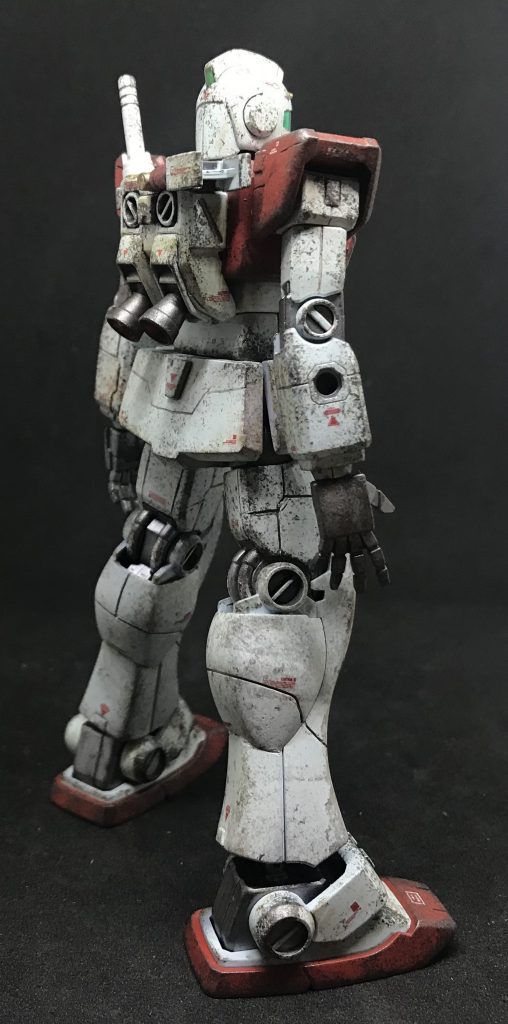 ランドセル右側に、リバイブガンダムのバズーカのマウントを加工し取り付け。