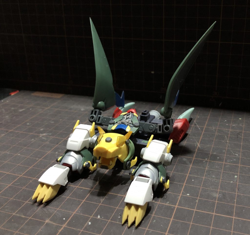 完成形とは組み方が違いますねw
ここから極力無駄な接続パーツを省いてプラ板を追加したりしました。