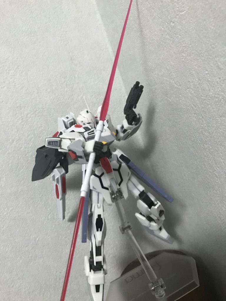 サイドスカートにマウントされてたビームサーベルは可動の妨げになりそうだったのでリアスカートにマウントしています。