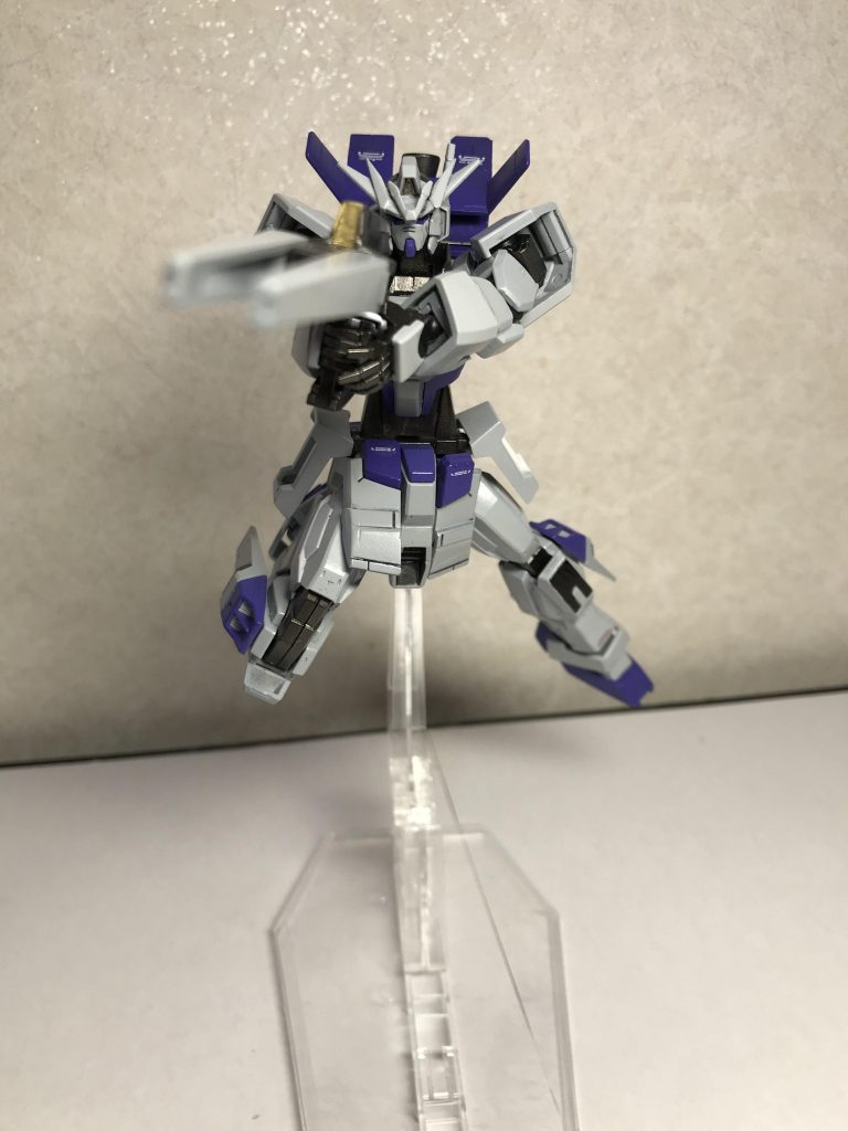 精密射撃で！縦だった砲身が横に向く事でチャージできその火力はグランサのグラストロランチャーと同等の威力がでるが連続して撃つとバレルが破損する。