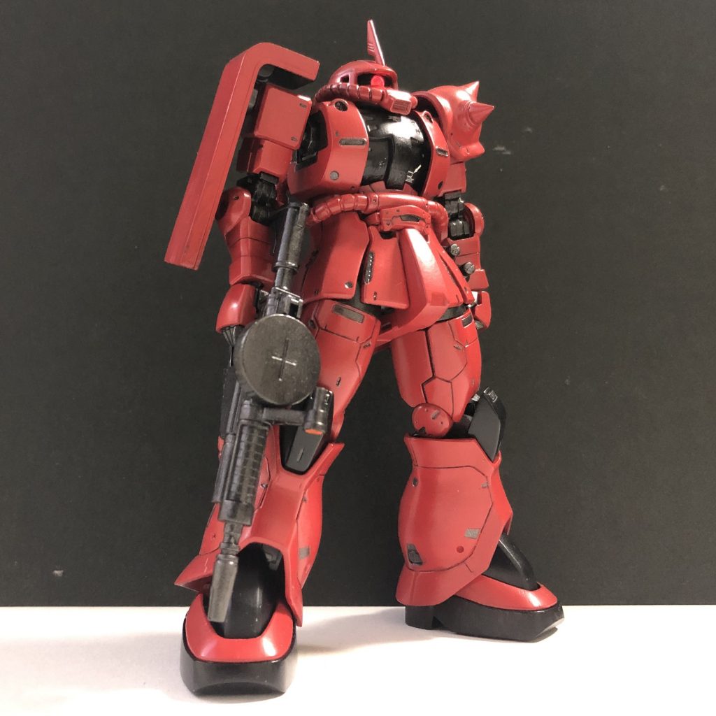 あえて色は多用せず、
基本色にサザビーレッド
各部装甲にブラック
関節、武装類にはメタルブラック(青鉄色)
を使用し、シンプルにしました。