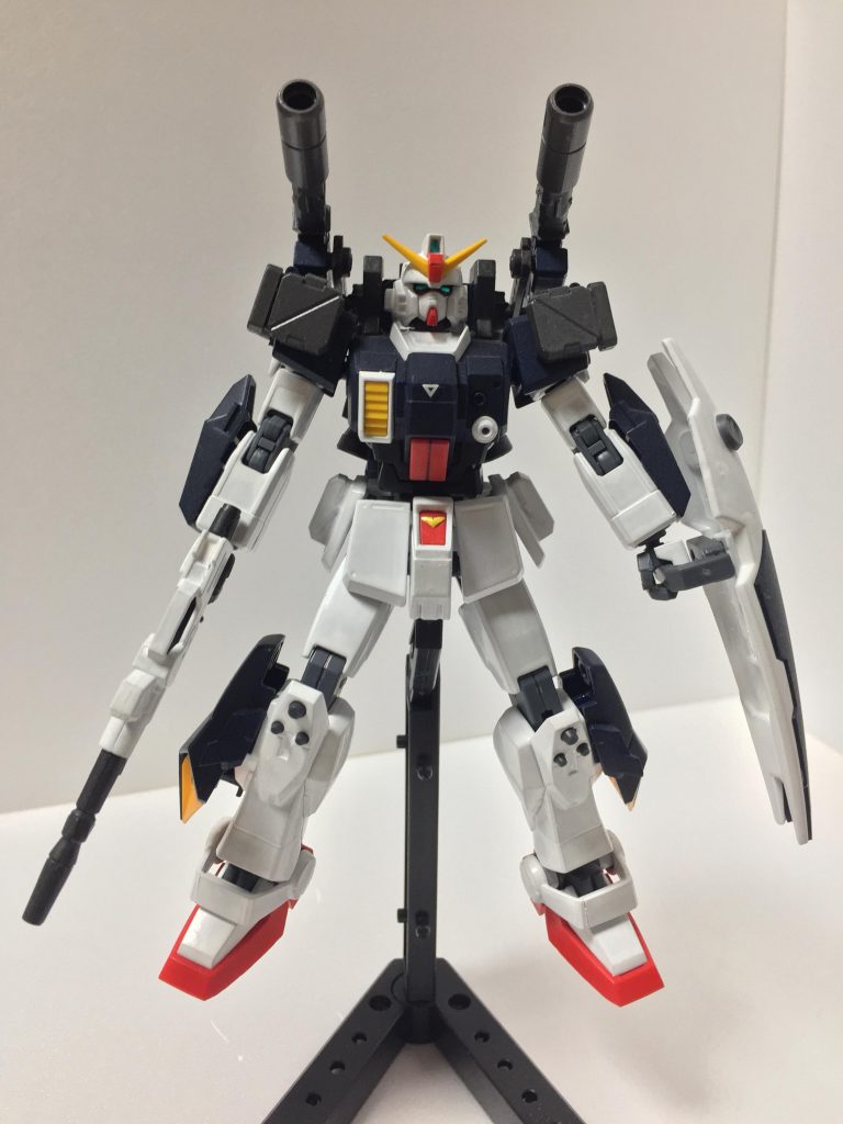 全身像
マドロックを再現したかったので、同じレイアウトにしています
脚部スラスターはアレックス
腕部追加装甲はトリスタン
肩部装甲とバックパック・砲身はMSGで構築しました
気合の筆塗り。白はキツイです