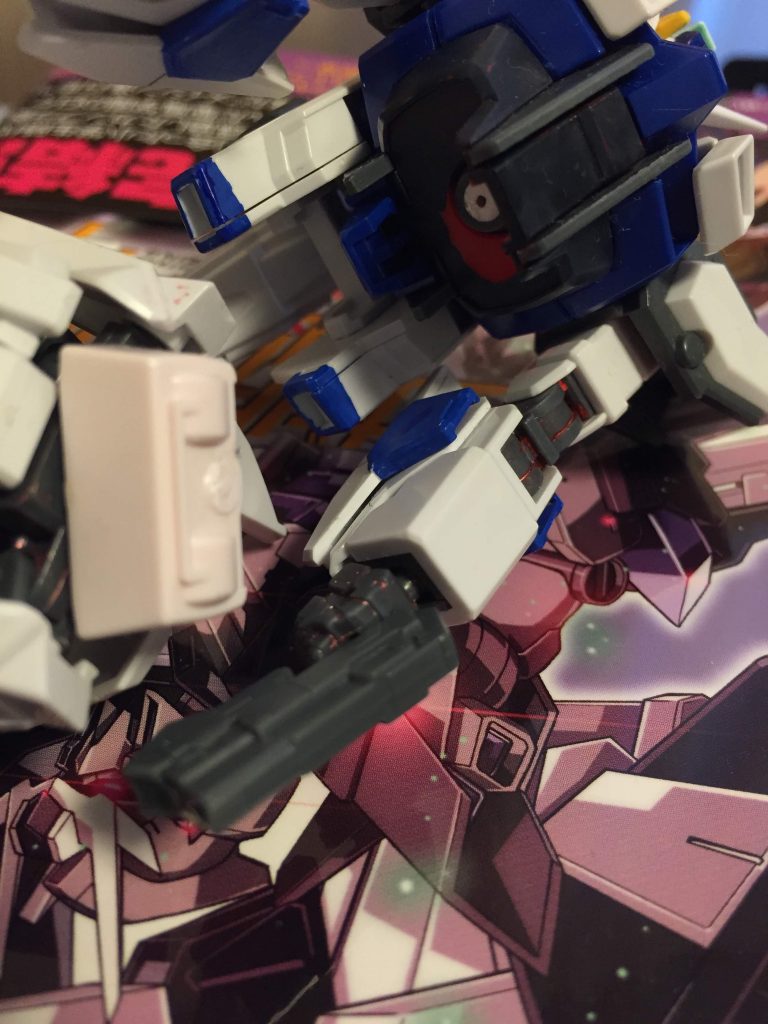 HGストライクの白い腰パーツ。リヴォルテ完成までに2体分の腰を折ってしまったため、現在は素組みで置いてあったゼロ炎の腰パーツに真鍮線を組み込んだ上で分捕っている。