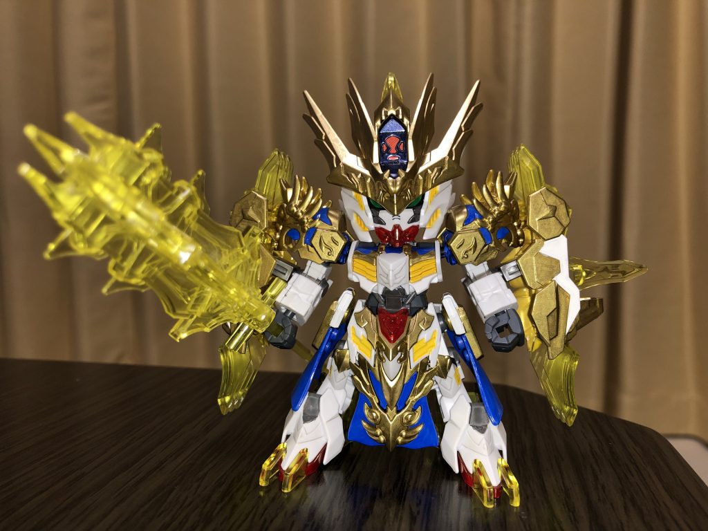 正面から
腰布や肩は成形の都合で黒になっています。
SEED destinyブルーで設定に近い青になります。
塗装箇所は前述の腰布などの青、ダクトの黄色、額のメタリックダークブルー、全身の金、一部の白、あかです。