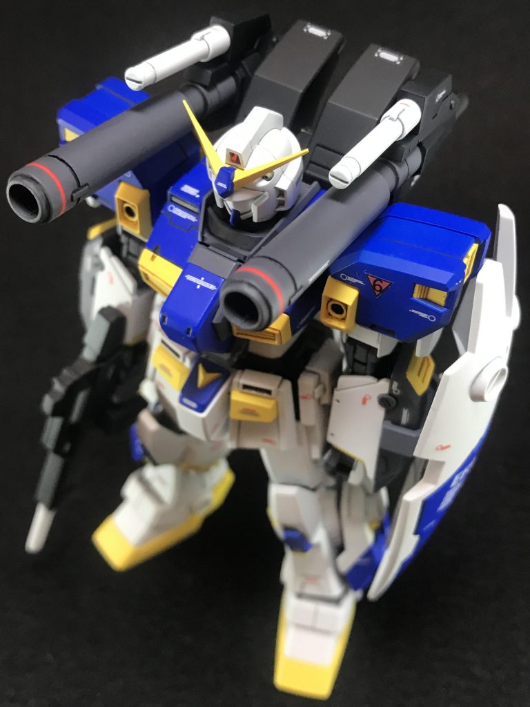 完成品フィギュアのGFFシリーズを参考にデカールを貼っていきました。貼ったデカールはHGユニコーン ガンダム を使っています。(デザインがそっくりなマーキングが多数収録されていました。)