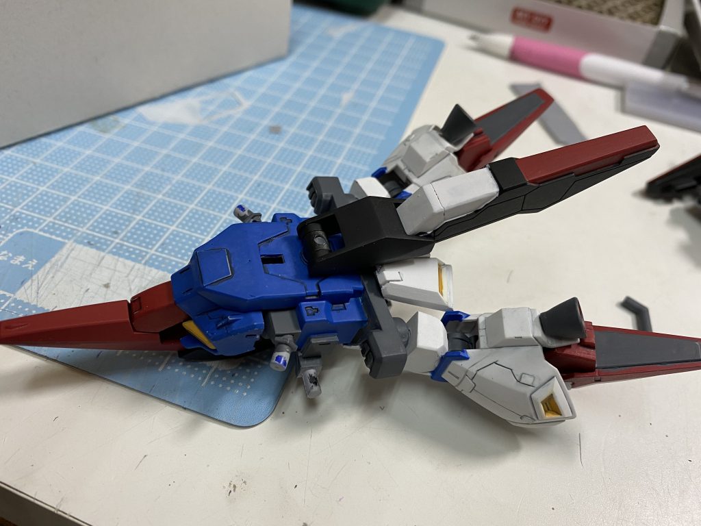 SDフレームの股の部分が取り付けてあるのでリアアーマーと足を受けに取り付けます。