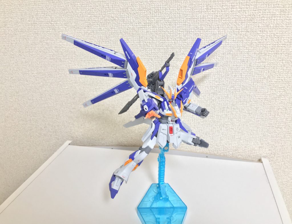 ハードチェストタッチ。NT-D発動時に使用が解禁される本機の必殺兵装である。サイコフレームが共振時に剛性を飛躍的に向上させるという性質に着目し、余剰出力を集約することで赤熱化させた右マニュピレータで行う貫手であり、覚醒ユニコーンがネオ・ジオングの胸部を引き裂いたシーンが元ネタ……ではなく、どちらかというとベルトーチカ・チルドレンにおいてHi-νガンダム(小説内での呼称はνガンダム)がナイチンゲールに見舞った空手チョップの方だとダイバーは主張しているが原理としては前者そのものである。