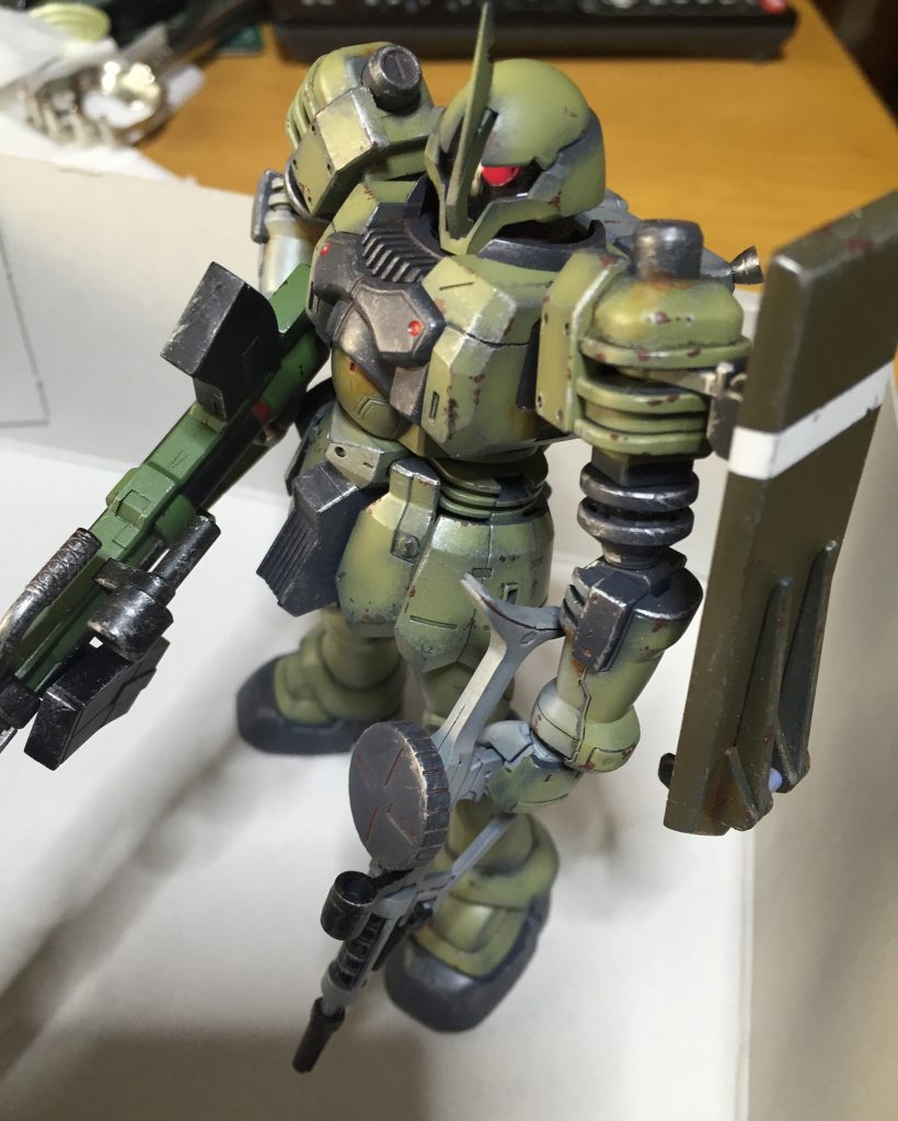 よりミリタリーっぽくを目指したので、ザク用に調合したモスグリーンを吹いてます。