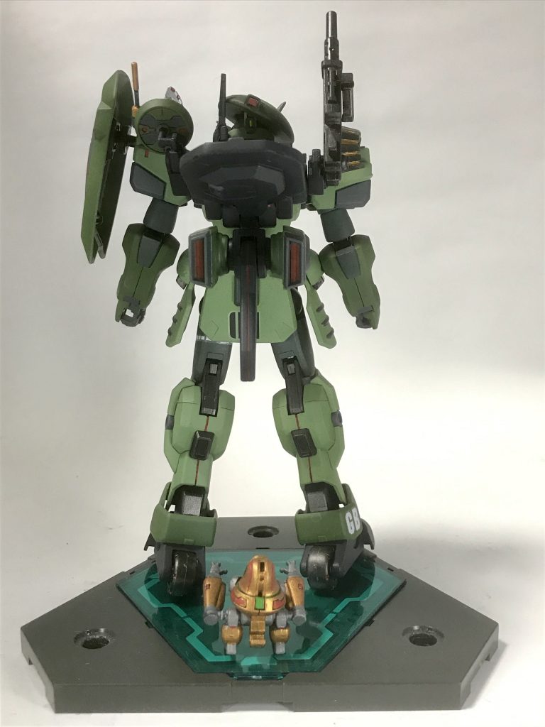 バックパックには20mmマシンガン・ベレーSP、レドームを装備