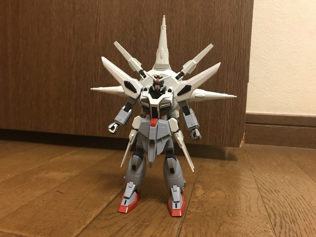 機体名:プロヴィデンスガンダムブラックホール全高:18.16m重量:97.99tとある国内大手の重工業メーカーが極秘裏で再設計・建造した「ZGMF-X13A プロヴィデンスガンダム」の2号機にして、闇のDG細胞という強大な力を注ぎ込まれて誕生した2号機の最強形態と言える存在。略称は、プロヴィデンスBH。闇のDG細胞本機のパワーアップに使用される金属細胞で、アルティメット細胞やDG細胞のデータを掛け合わせて作り上げた特殊なDG細胞。アルティメット細胞と同様に、MSに使用することで、性能が飛躍的に強化される。本機独自のメリットとして、「機体の受けるダメージは、基本的にはパイロットにフィードバックしない」というメリットを持つが、例外的に同じ闇のDG細胞を使用したMSの攻撃は従来通りフィードバックする他、アルティメット細胞を使用したMSの場合も、僅かではあるがダメージを与えられるなど、完全無欠ではない。その力は、他の通常タイプのDG細胞の比ではないほど強大で、尚且つ極めて制御が難しい為、地球上でも一応データが残されてはいるが、アルティメット細胞やDG細胞ほど普及されていない。ちなみに、この闇のDG細胞を扱える者は、世界において「特異体質」と呼ばれている。