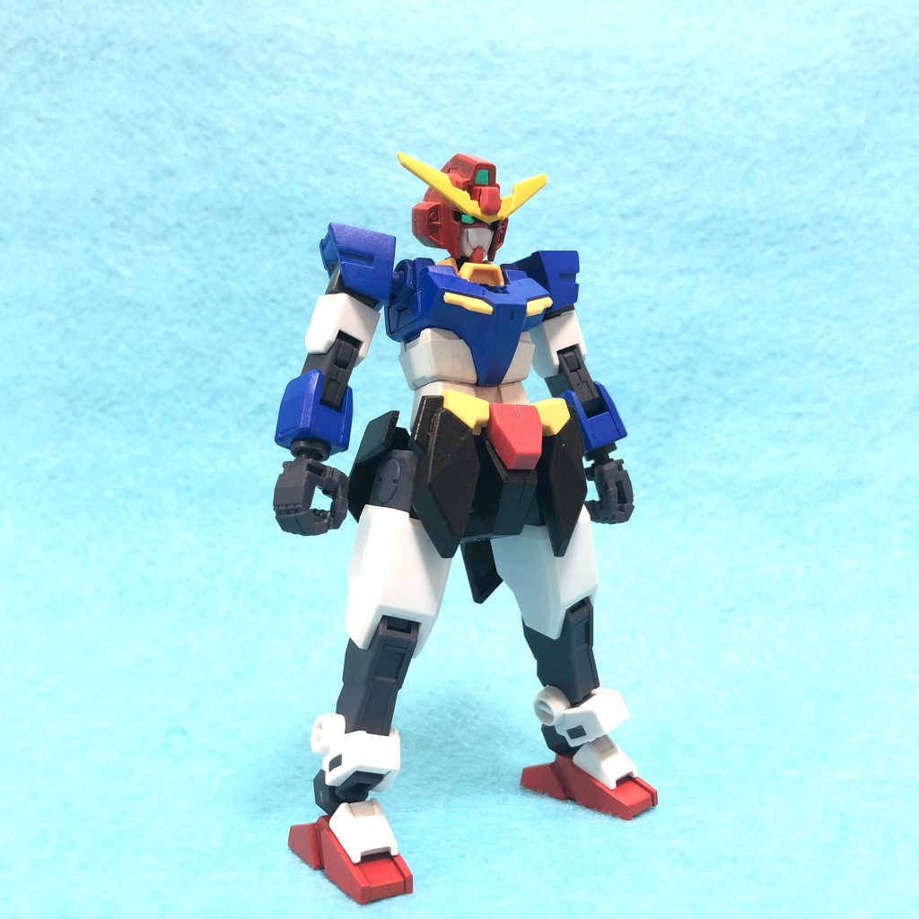 コア状態。コアガーンとでも呼ぶのでしょうか。こちらは塗装と、顔のスリットを削除、胸部にパーツ取り付け用の穴を開けただけです。