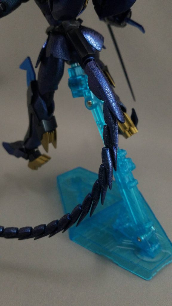 尻尾は1パーツの根本側は偏光塗料を使用。
全部に鱗模様を付けました。
途中挫折しました（笑）