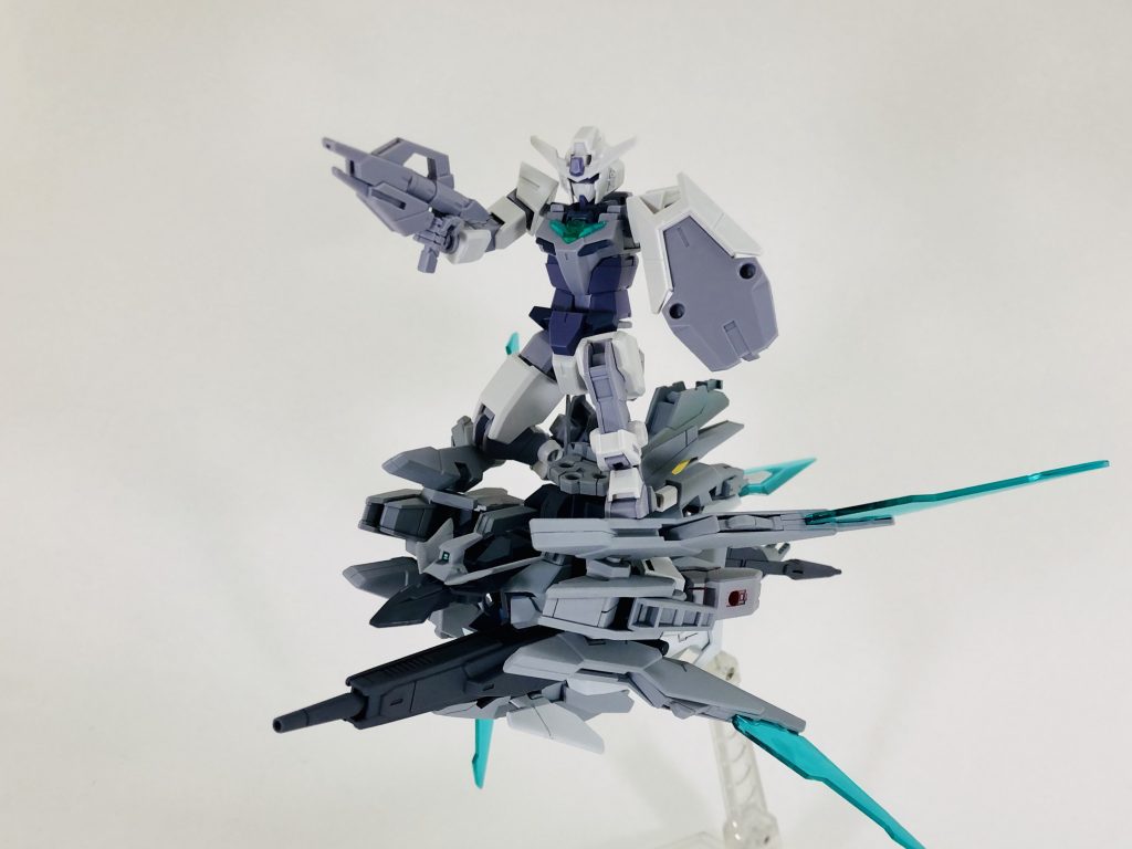 アーマー形態はフェニックスフォームを模しており、コアガンダムを載せて飛行できます。