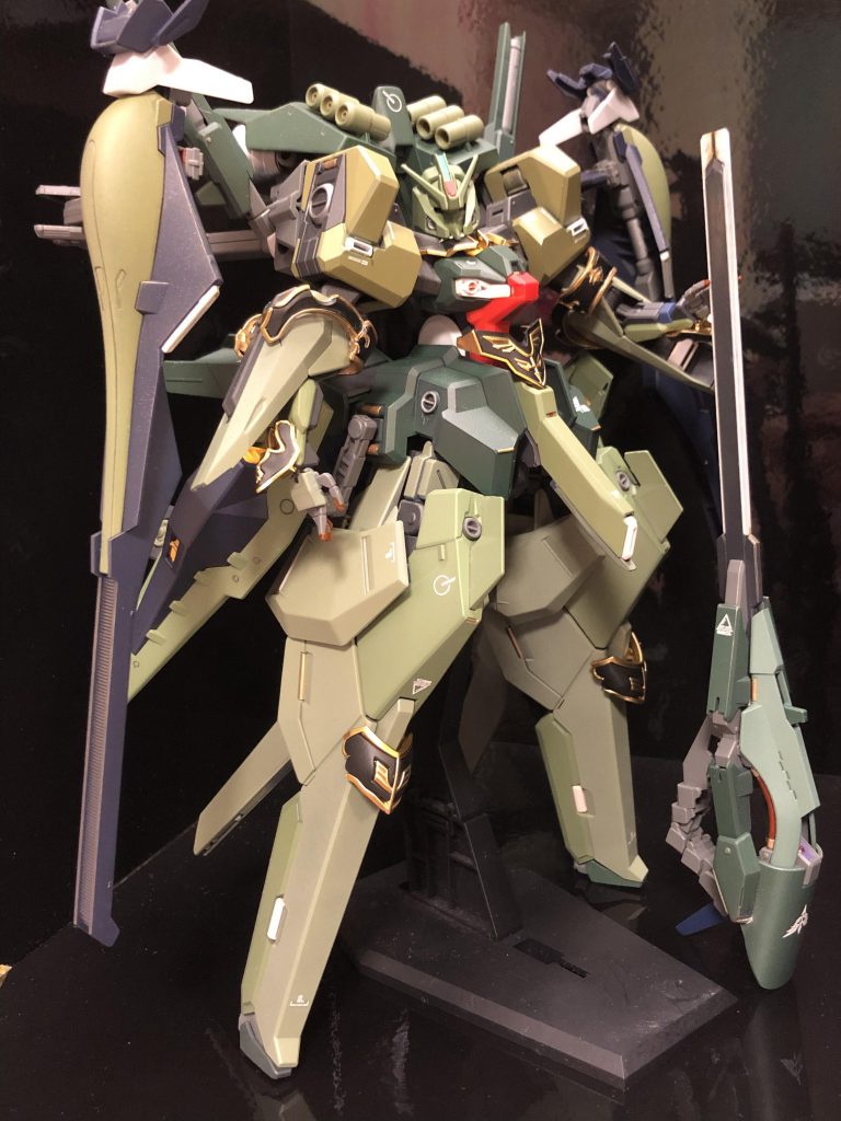 全身が入る様に少し引きで。1/144に合わせて作った撮影ボックスだとハミ出ます…