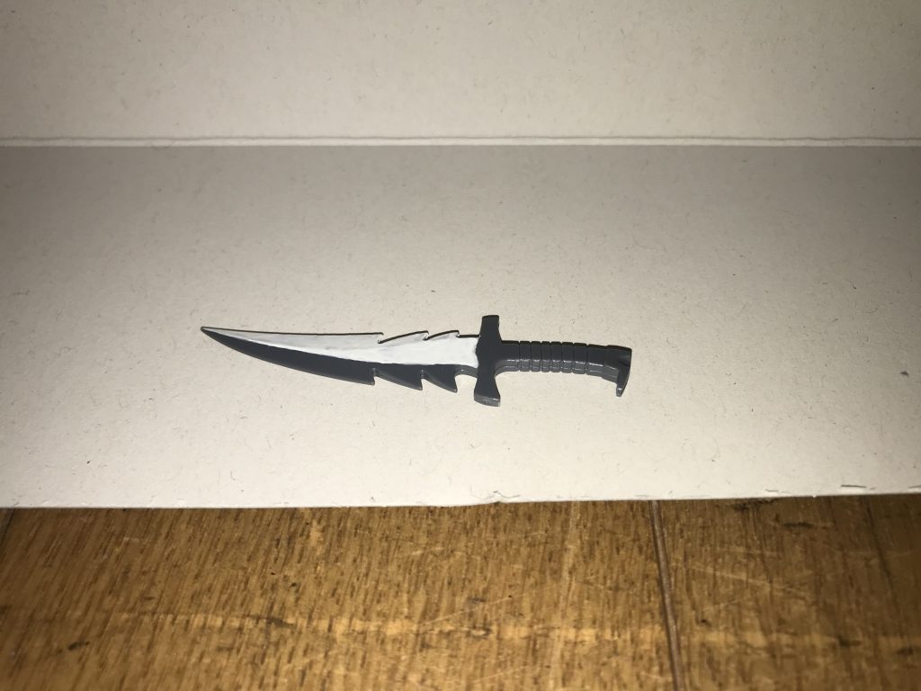 エターナルエッジこの形態でのみ使用可能になる専用武装。刃部が短いながらも、アルティメット細胞と闇のDG細胞から得られる強大な力によって、表面は見えないビームサーベルを纏った状態になっており、PS装甲やナノラミネートアーマーはおろか、巨大な要塞や小惑星すらも切断してしまうほどの驚異的な攻撃力を誇る。また、実体兵器でありながら、ビームサーベルと「斬り結ぶ」こともできる。その他にも、投擲攻撃やエネルギー刃を飛ばす等の応用によって、範囲攻撃をも可能にしている。