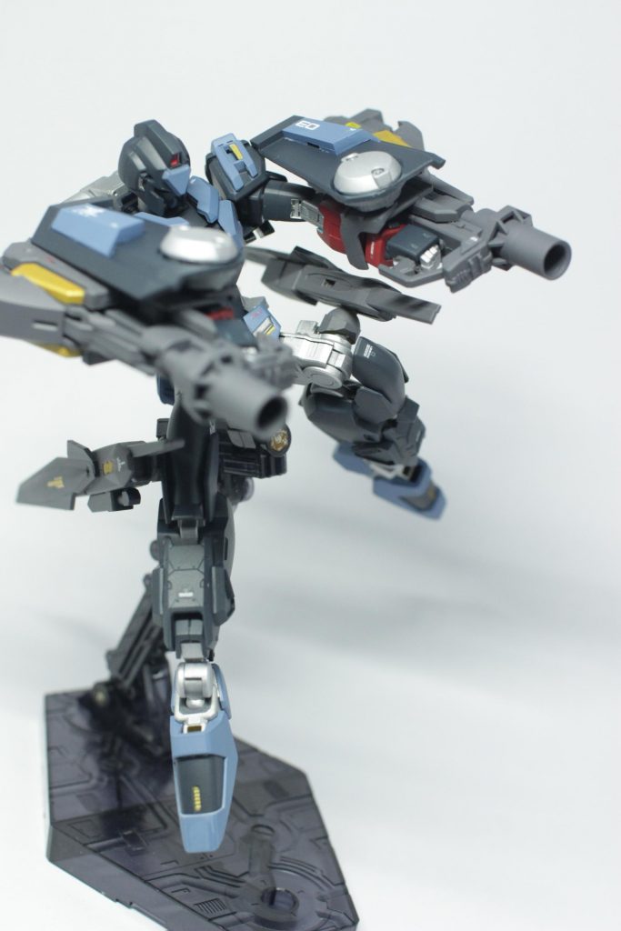 可動範囲は悪くないんですがキャノンが微妙に固定されてないので若干動かしにくい…