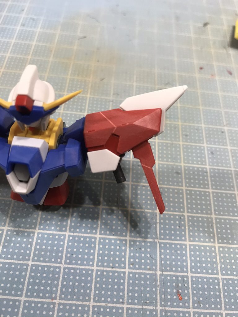 胸部は0.3mmプラ板を貼り付けて立体的に
肩には筋彫りしました