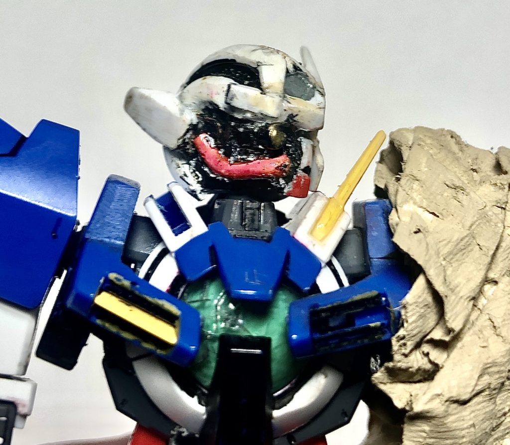 当時はまだパテを使って無かったので、熱したピンセットで頭部の破損箇所を作り、ランナーを使って、目と横のコードを再現してあります。