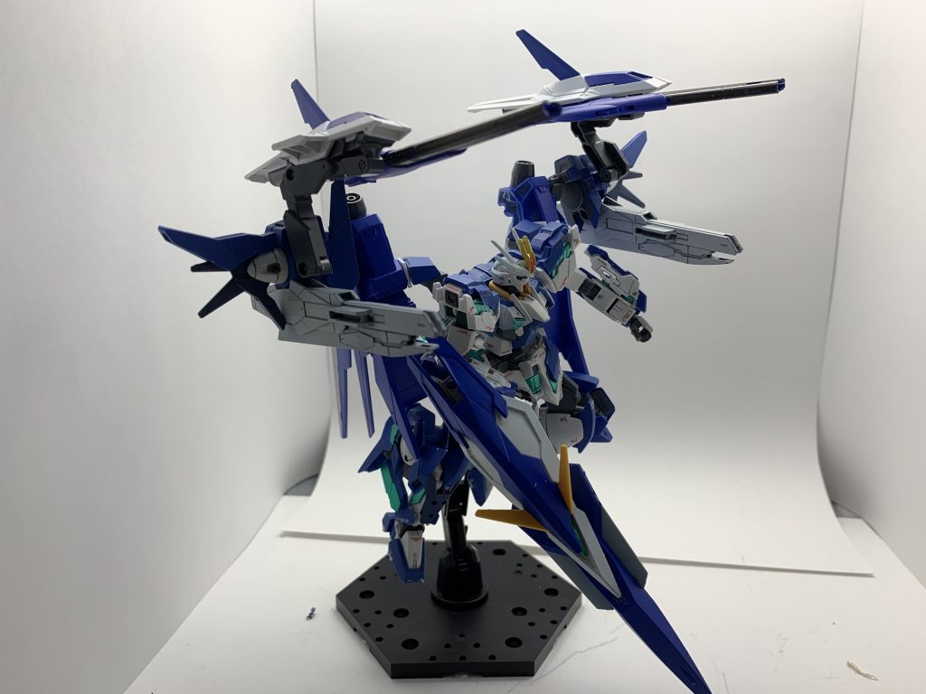 グリッドストライカー(アーマーモード）
ドッキングコード「ストライカー」で
グリッドストライカーの各部パーツがパージされガンダムに換装される。
換装すると重力下でもグリッドストライカーの同等の高速移動ができるようになる。
またアーマーモードのの使用により地上専用のグリッドストライカーが空中戦、宇宙戦に対応可能となる
ビーム砲はGNドライブに直結させる為高威力での使用が可能
フロント部はビームサーベルとドッキングしシールドとサーベル2つの役割をする