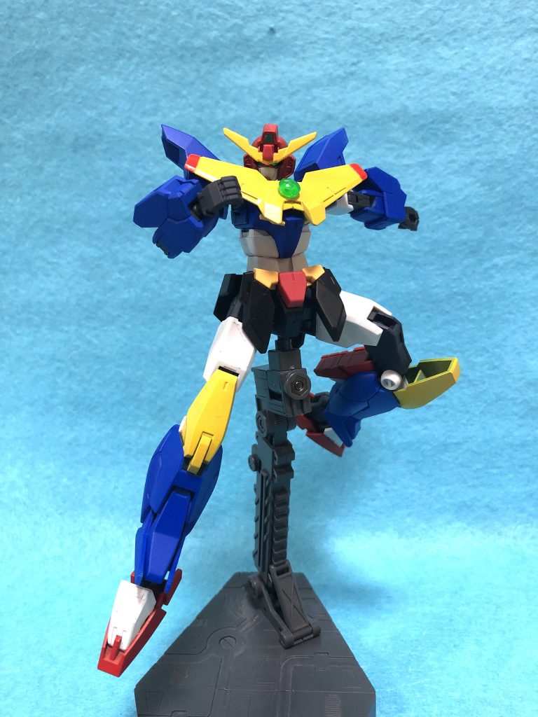 アースガーン!!
胸のプレートはアースリィの羽を基部から切り取り、接着しました。裏側の3ミリピンで接続しています。