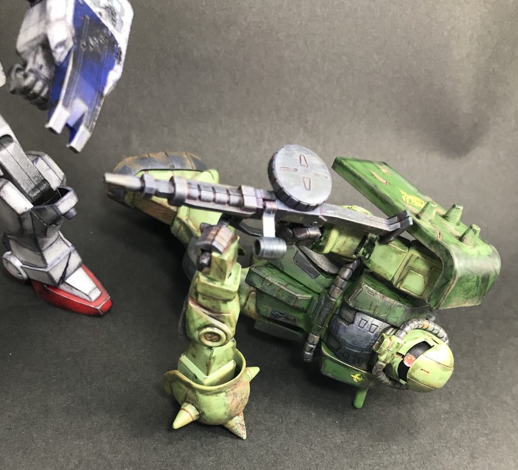 ザク単体です。
左腕と右足は、陸ガンの攻撃により破壊されて、胴体から離脱しています。