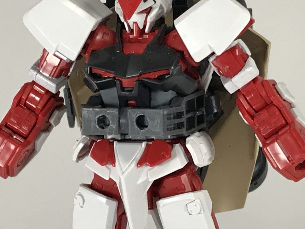 ユニットの取り付け方法。
コの字型の自作パーツを腹部に差し込み
ユニットの正面パーツに入れ、ダボを穴で固定します。