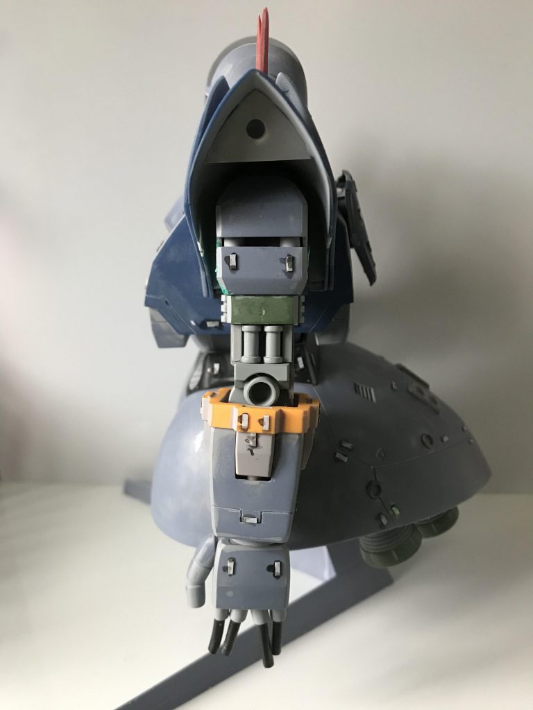 肩アーマー延長、腕延長、指をカットしてフル可動させています。
但し親指はそのままです。
肩のダボ穴を利用して内部シリンダーとしてます。
腕も同様です。