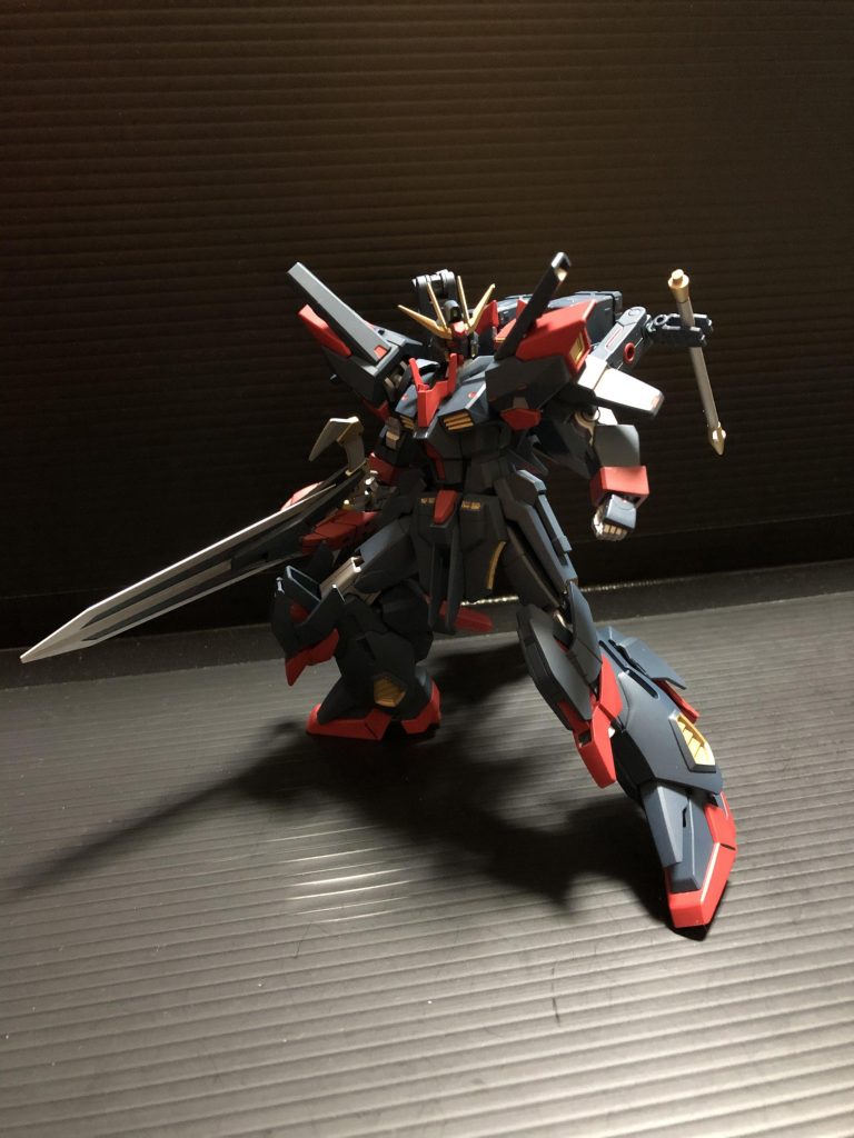 バスターソード(片手剣型)
柄の部分を短く出来るように3ミリ穴を掘りプラ棒を付けて着脱可能にしました。
バックパックにマウントしている残りの柄を繋げるとバスターソード(槍型)にスタイルチェンジ出来ます。