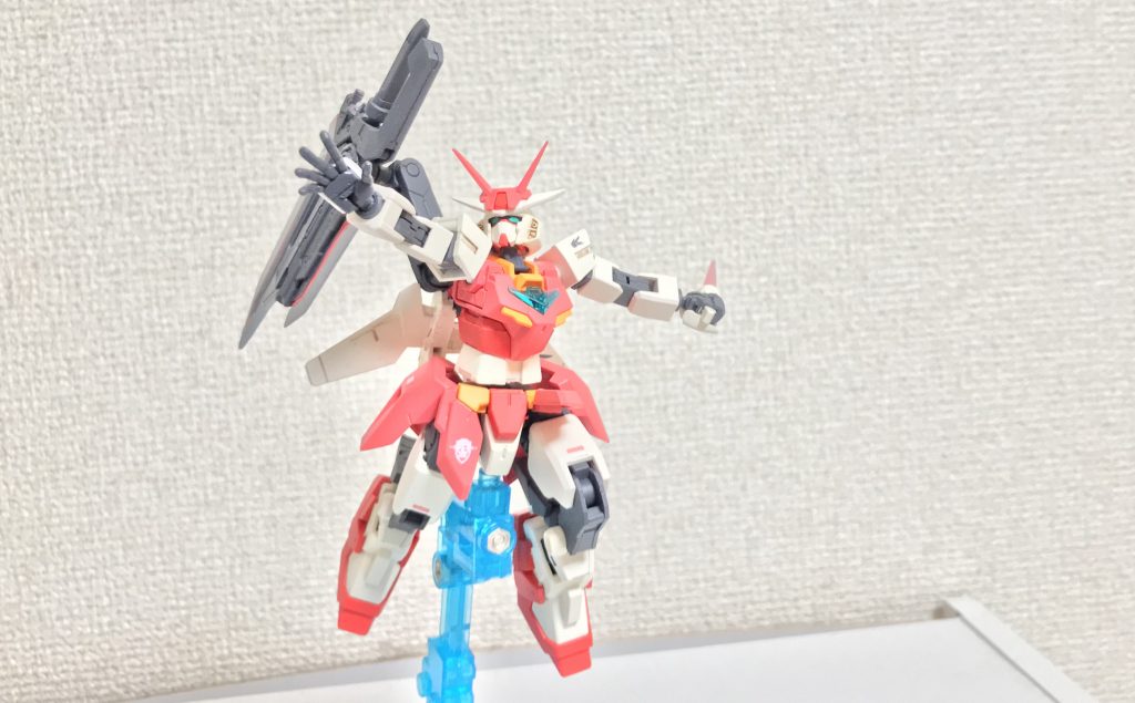 ビームトーチ。背面に一基装備されたエネルギー式の格闘兵装だが、本機はエネルギーゲインが18m級MSと比較すると低く、その節約のため、普段は刀身を短くしての運用が基本となっている。