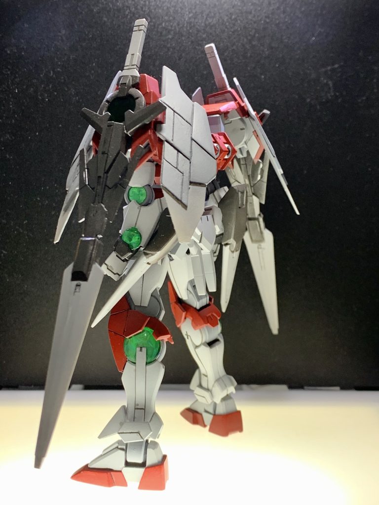 サイドから。ウイングについては、元々の00スカイのものを切断して別の場所に貼り付け、スジ彫りをして複数のパネルの組み合わせに見えるようなイメージです。スジ苦手です…