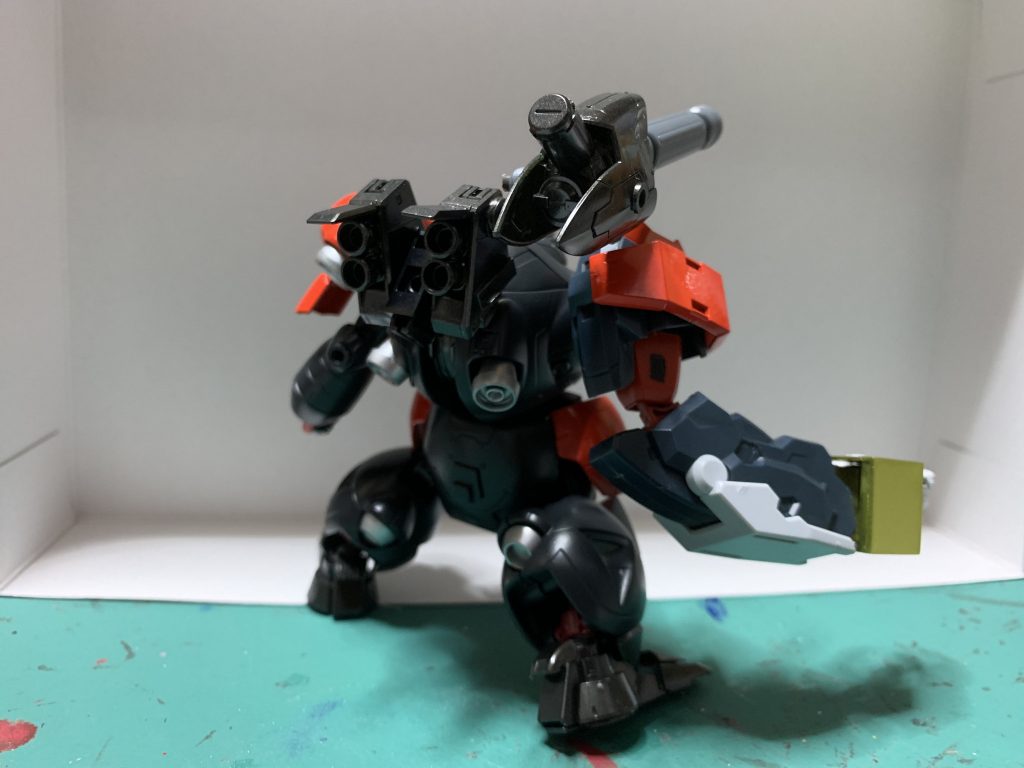 バックパックを制作し、そこにバーニアを4基追加。右側にはジャンクパーツで作ったガトリングガンを付けました。
バックパックもガトリングガンも取り外す事は出来ます。