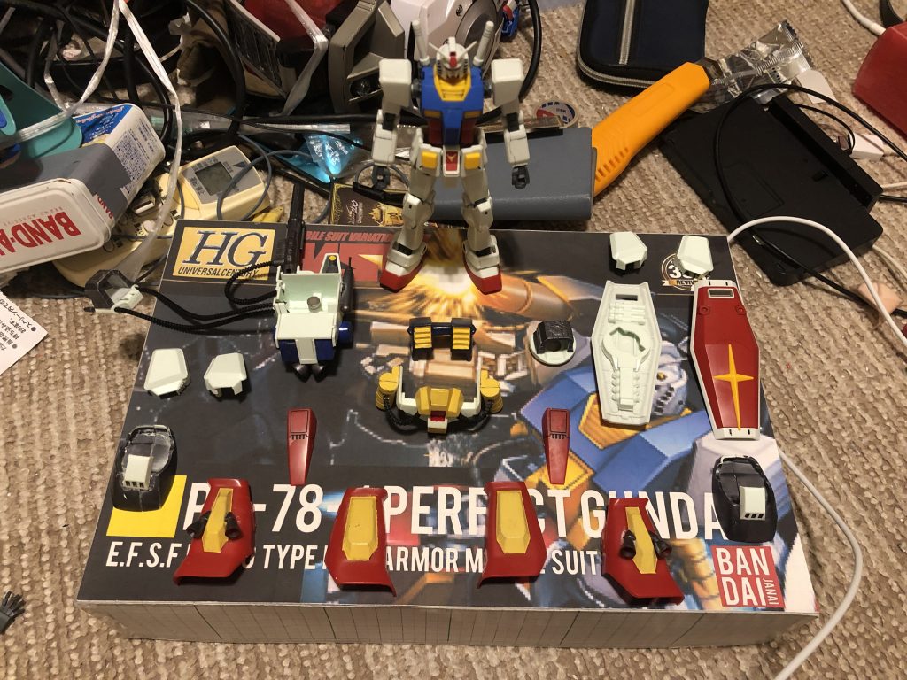 装甲の各部にマグネットを埋め込み。シールドは通常用とPF用に2枚用意。 