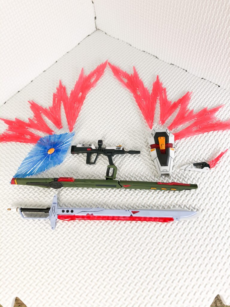 付属品一式です。シールドはプラ板でディテールを増やし、ライフルは、フリーダムガンダムのような白を入れています。